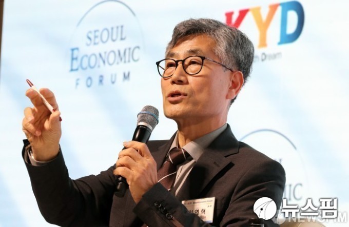 (2013年時点)「近年の福祉国家をめぐる議論と韓国の方向性」をテーマとするチェ・ヨンヒョク教授の発表資料である。