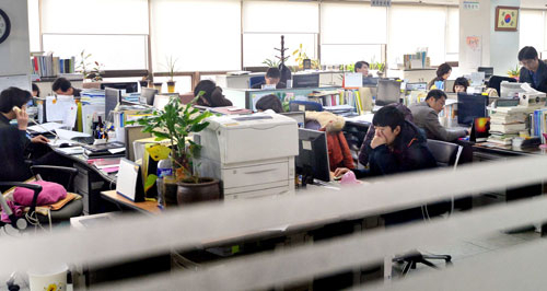 [Issue Debate] What Will Become of the Government Employees Pension Cuts? (Maeil Shinmun, May 30, 2014)
